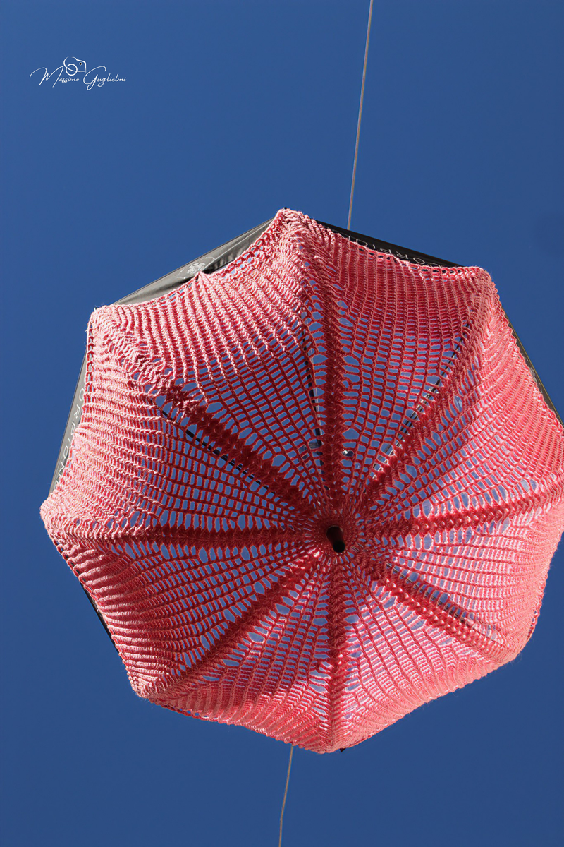 LE OPERE DELLE GOMITOLINE ADDOBBANO IL PAESE