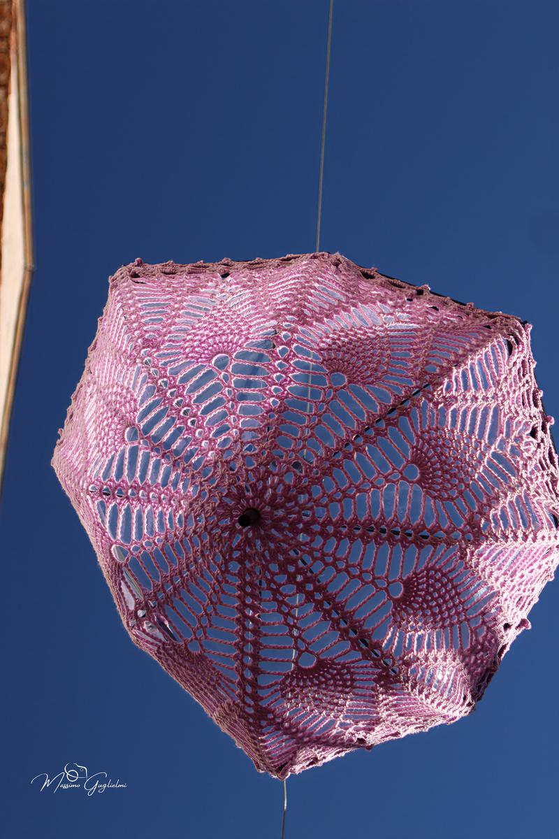 LE OPERE DELLE GOMITOLINE ADDOBBANO IL PAESE