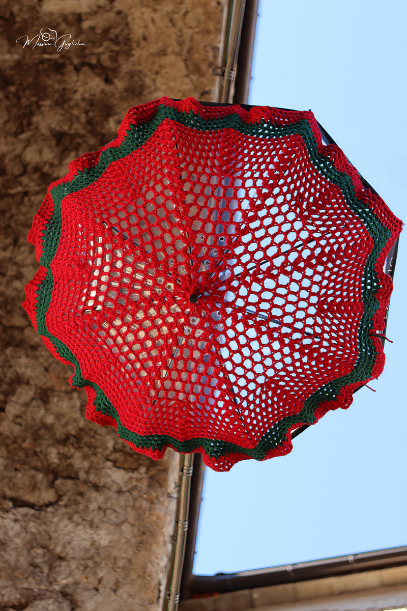 LE OPERE DELLE GOMITOLINE ADDOBBANO IL PAESE