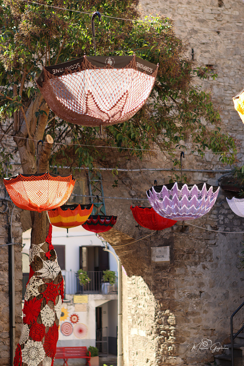 LE OPERE DELLE GOMITOLINE ADDOBBANO IL PAESE