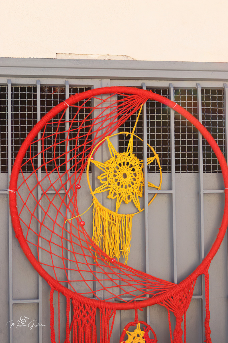 LE OPERE DELLE GOMITOLINE ADDOBBANO IL PAESE