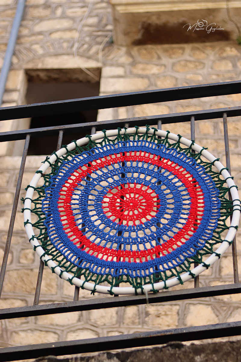 LE OPERE DELLE GOMITOLINE ADDOBBANO IL PAESE