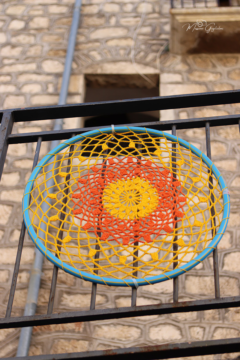 LE OPERE DELLE GOMITOLINE ADDOBBANO IL PAESE