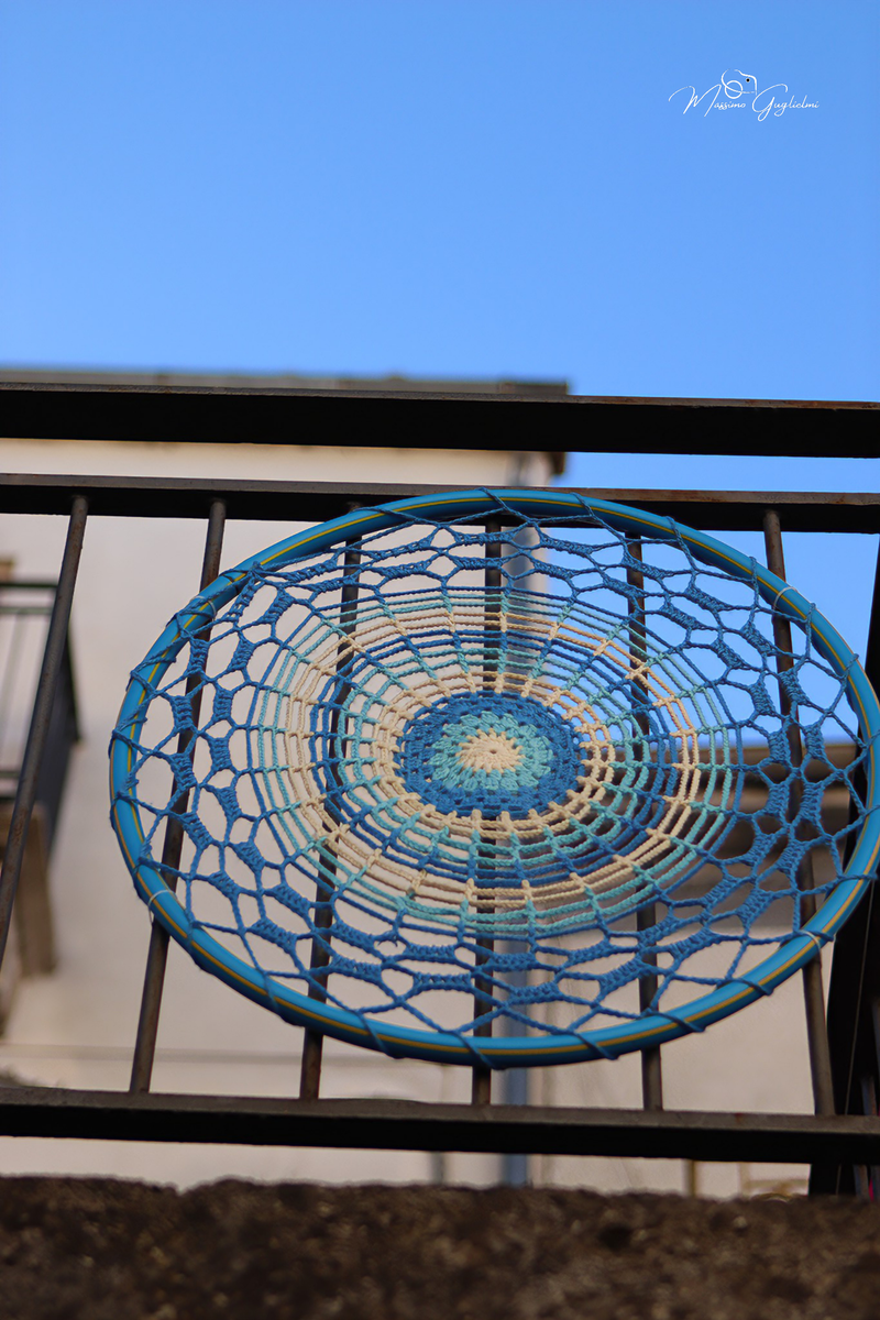 LE OPERE DELLE GOMITOLINE ADDOBBANO IL PAESE