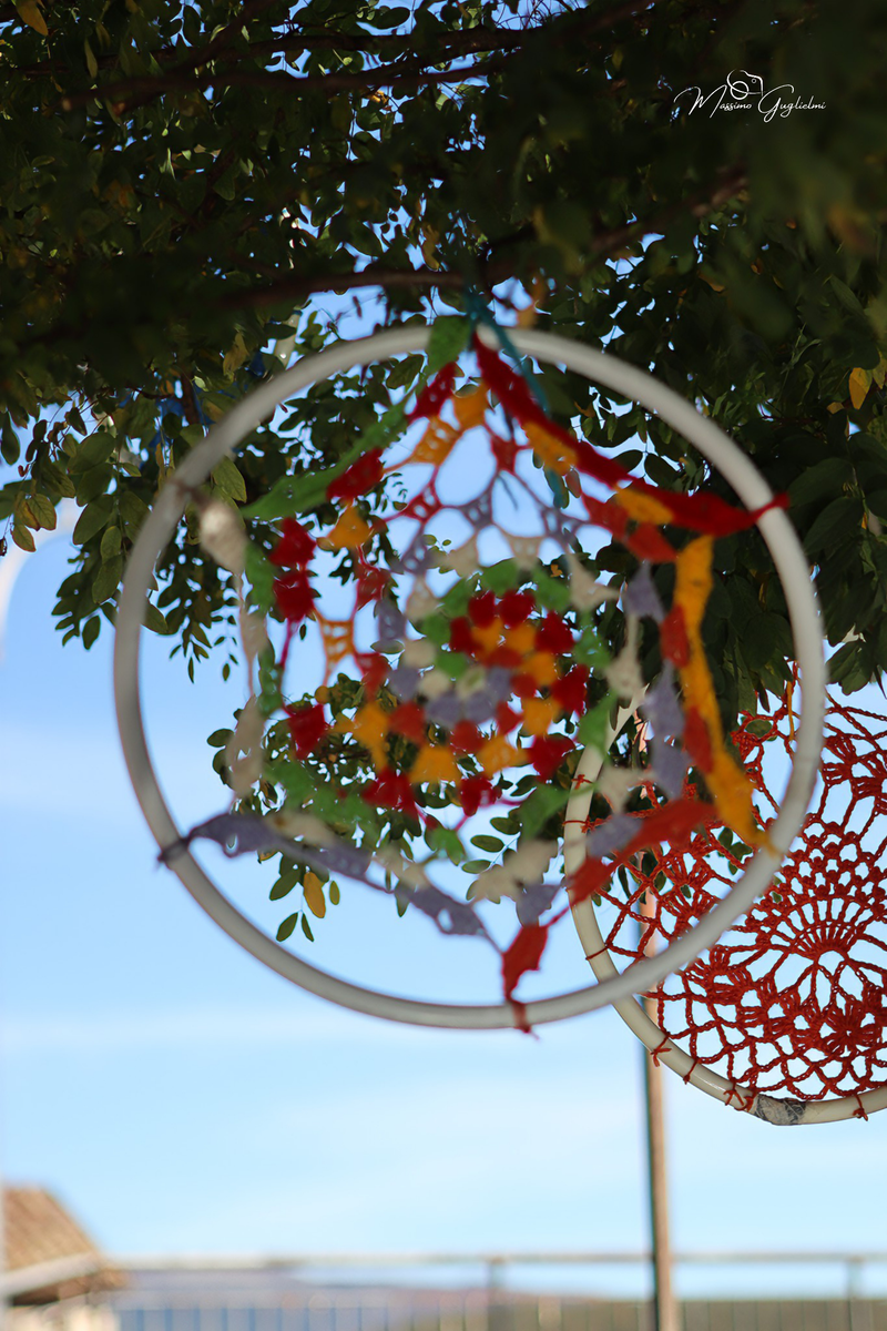 LE OPERE DELLE GOMITOLINE ADDOBBANO IL PAESE