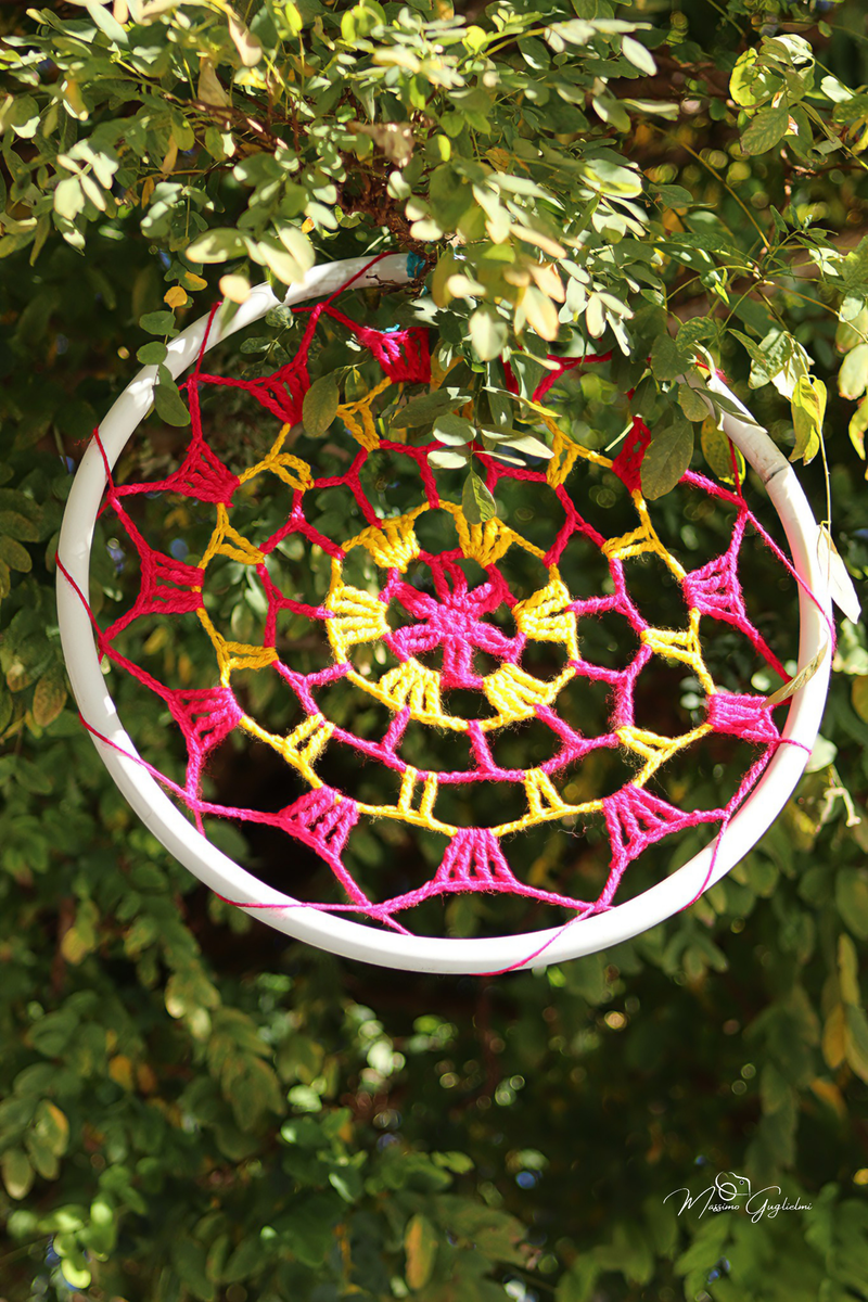 LE OPERE DELLE GOMITOLINE ADDOBBANO IL PAESE