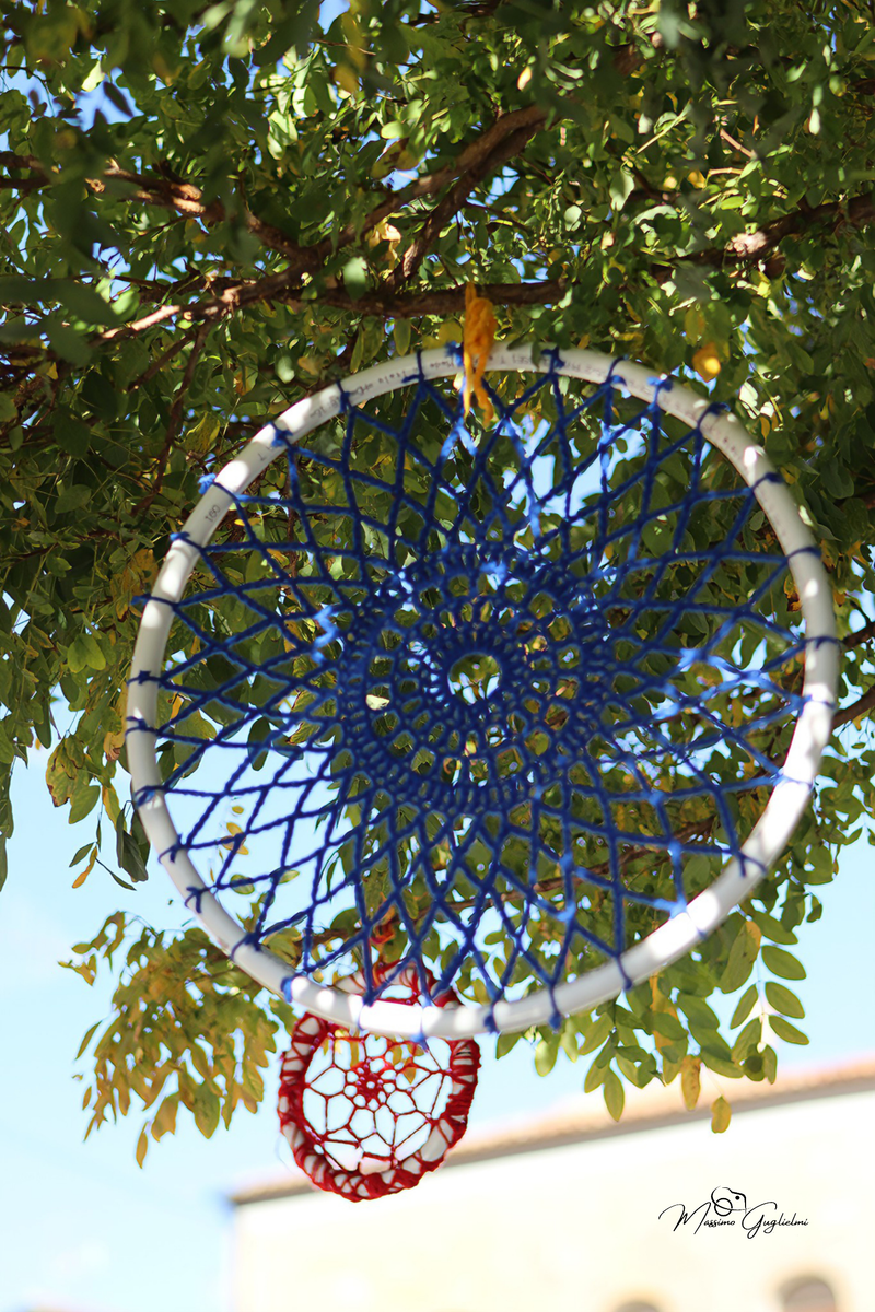 LE OPERE DELLE GOMITOLINE ADDOBBANO IL PAESE