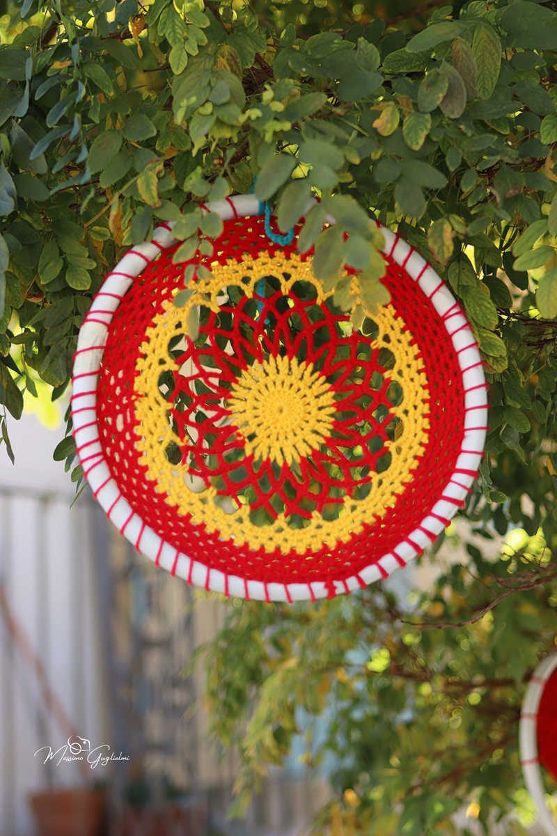 LE OPERE DELLE GOMITOLINE ADDOBBANO IL PAESE