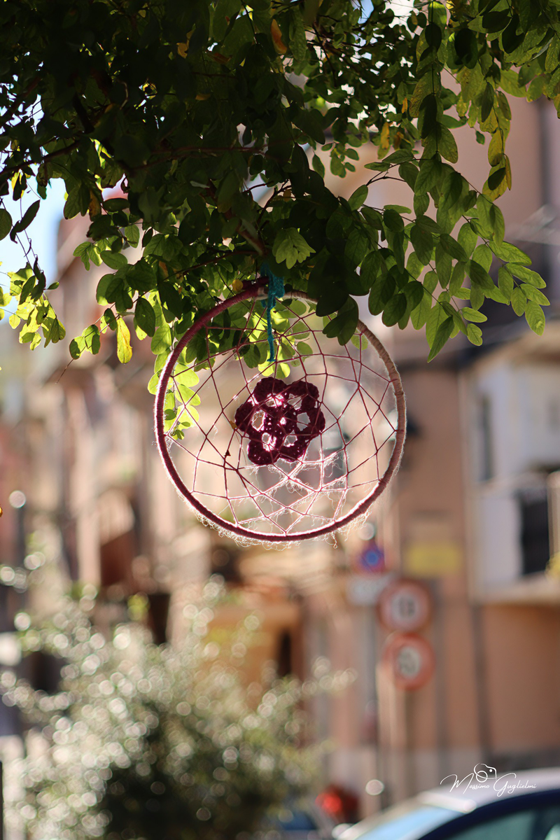 LE OPERE DELLE GOMITOLINE ADDOBBANO IL PAESE