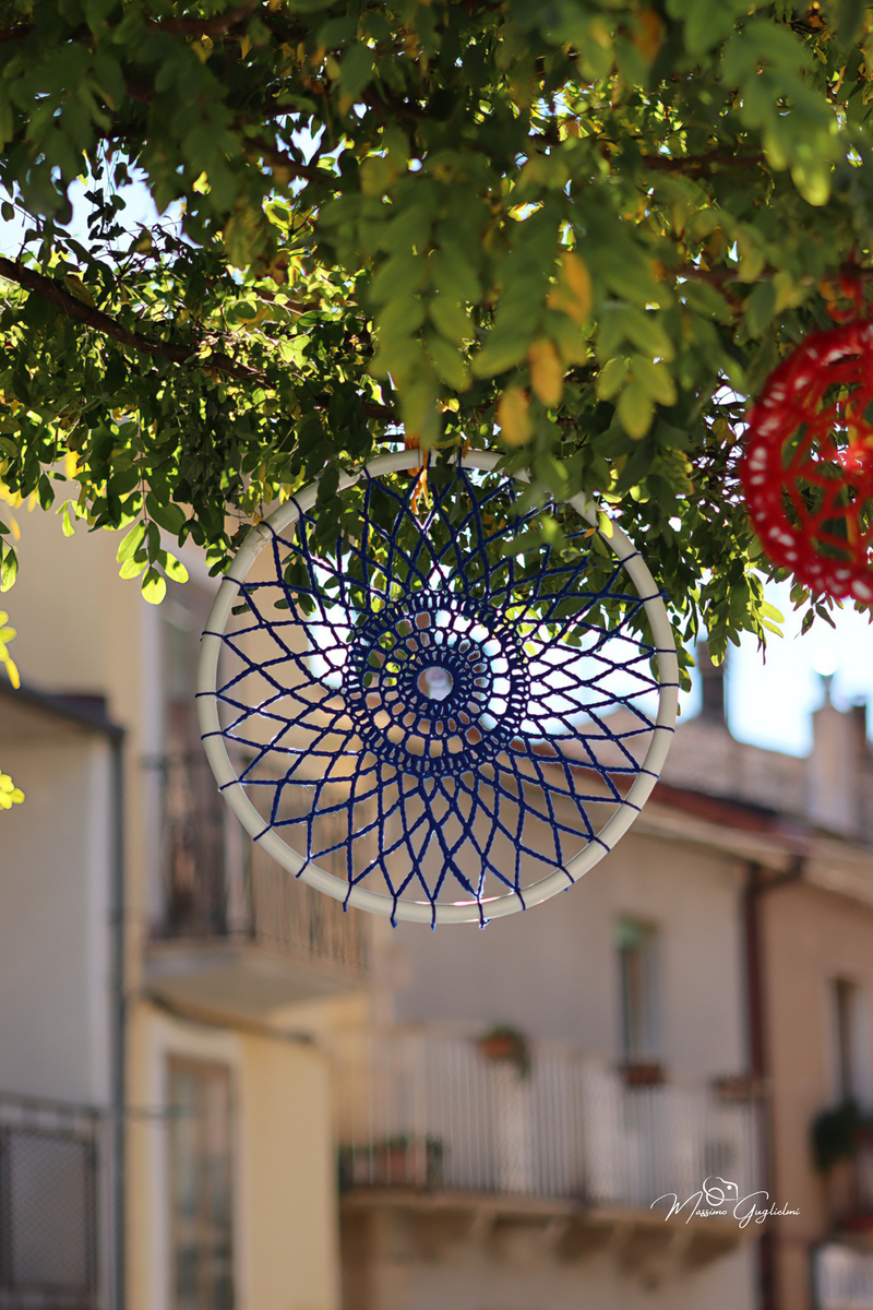 LE OPERE DELLE GOMITOLINE ADDOBBANO IL PAESE