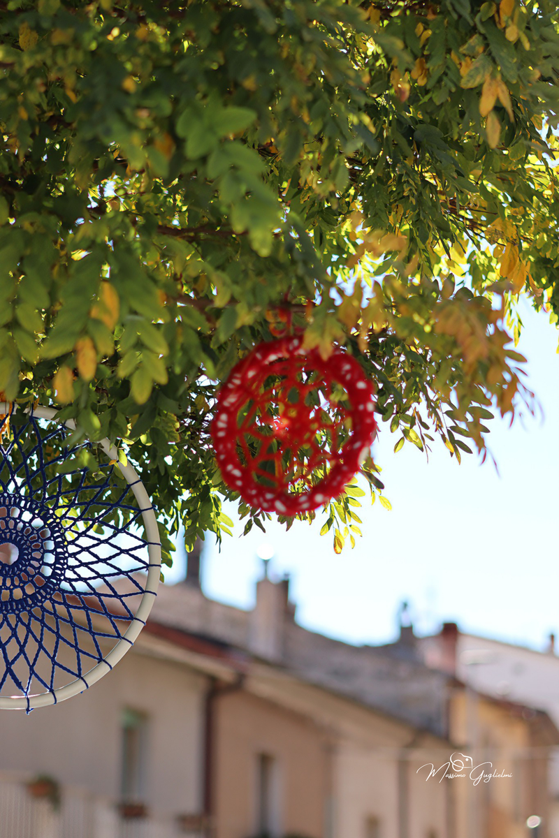 LE OPERE DELLE GOMITOLINE ADDOBBANO IL PAESE