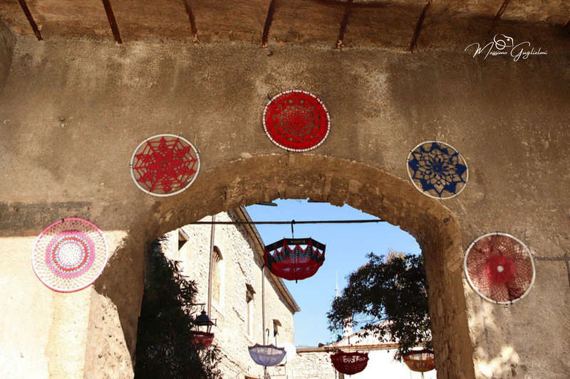 LE OPERE DELLE GOMITOLINE ADDOBBANO IL PAESE