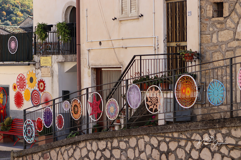 LE OPERE DELLE GOMITOLINE ADDOBBANO IL PAESE