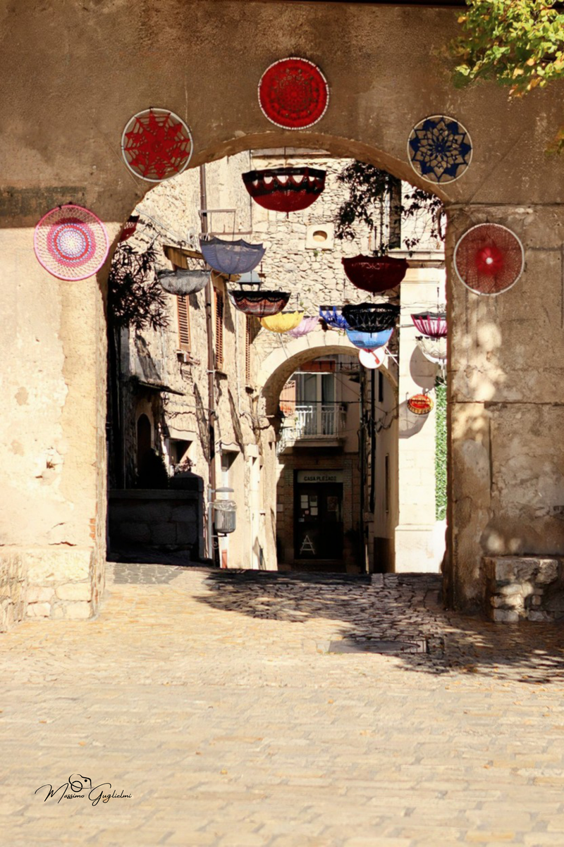 LE OPERE DELLE GOMITOLINE ADDOBBANO IL PAESE