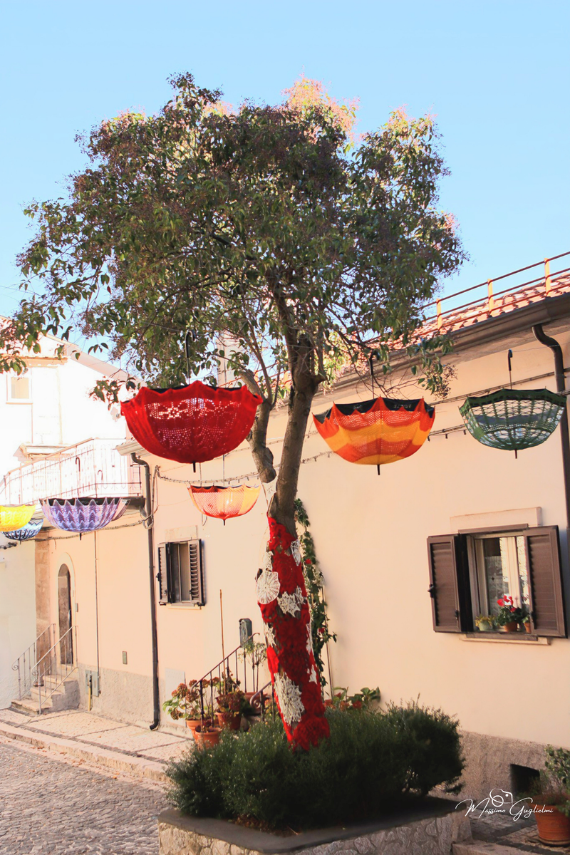 LE OPERE DELLE GOMITOLINE ADDOBBANO IL PAESE