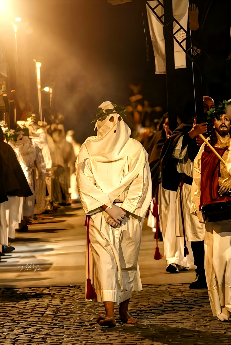 LA PROCESSIONE DEGLI INCAPPUCCIATI