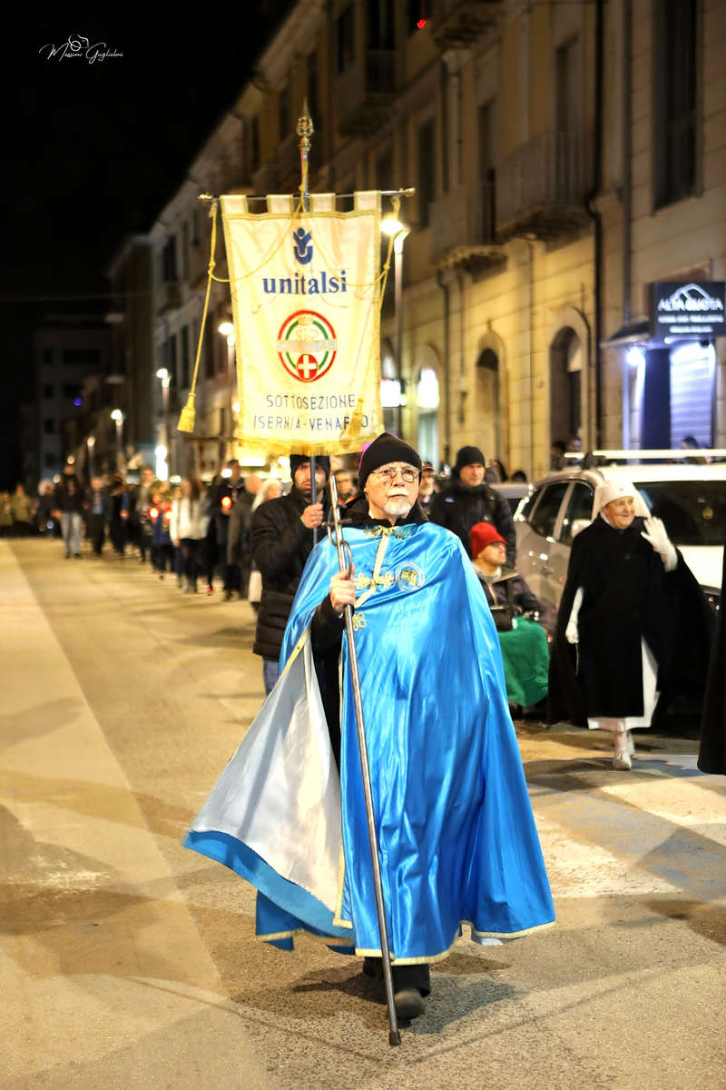 LA PROCESSIONE DEGLI INCAPPUCCIATI