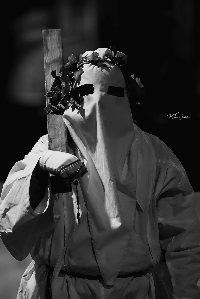 LA PROCESSIONE DEGLI INCAPPUCCIATI