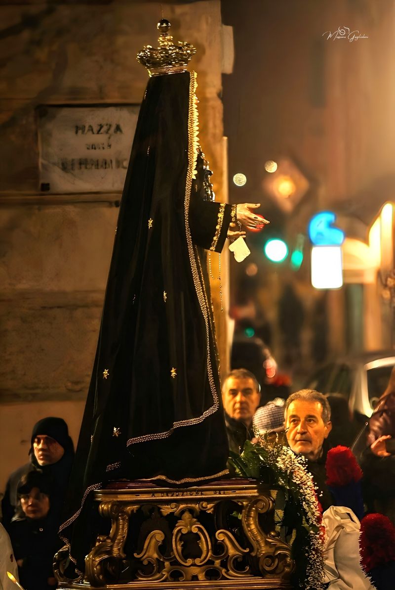 LA PROCESSIONE DEGLI INCAPPUCCIATI