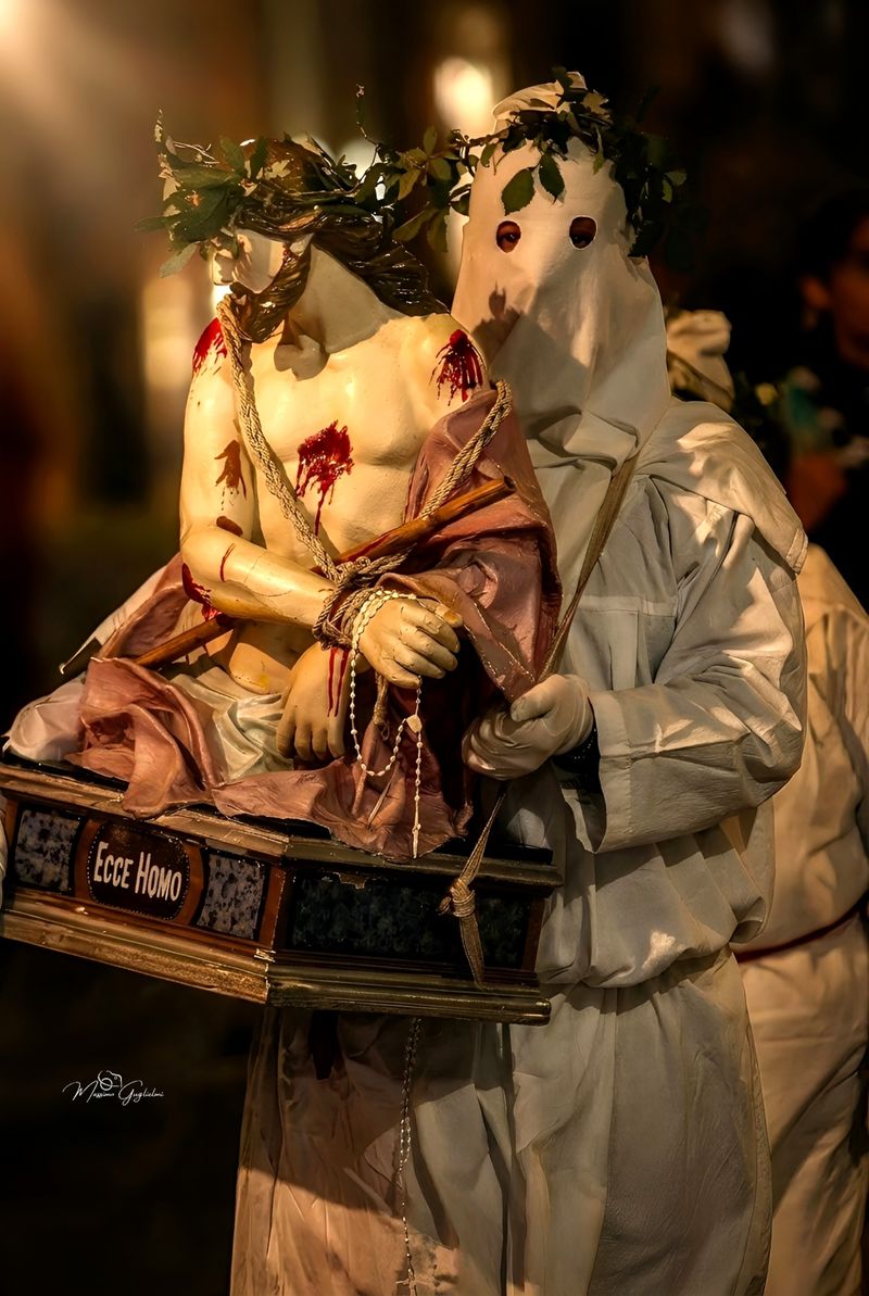 LA PROCESSIONE DEGLI INCAPPUCCIATI