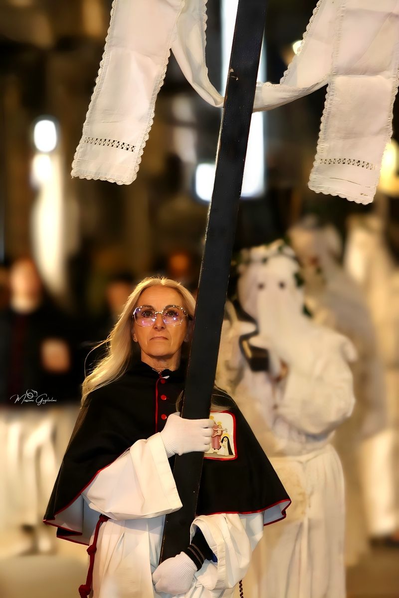 LA PROCESSIONE DEGLI INCAPPUCCIATI