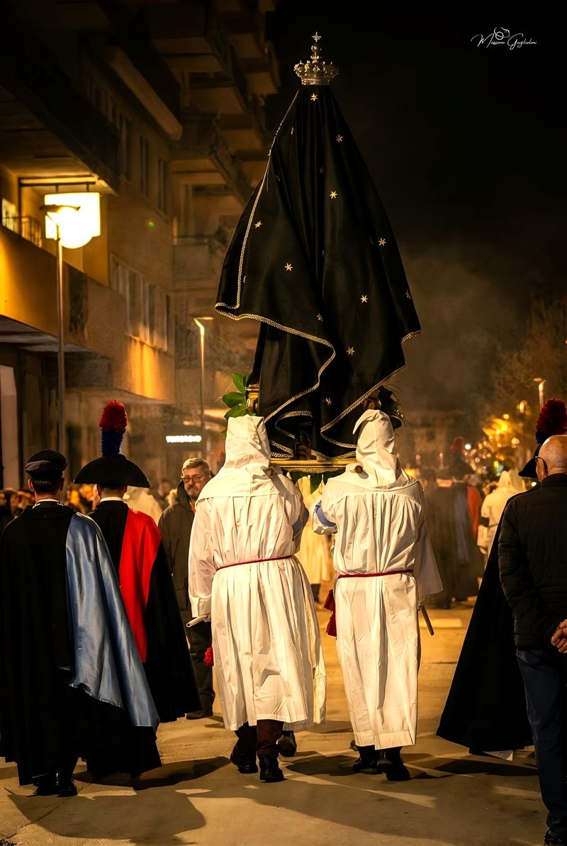 LA PROCESSIONE DEGLI INCAPPUCCIATI