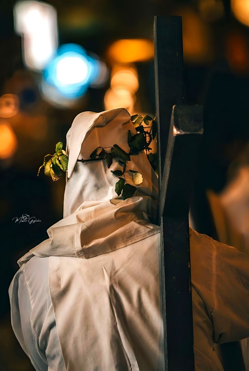 LA PROCESSIONE DEGLI INCAPPUCCIATI