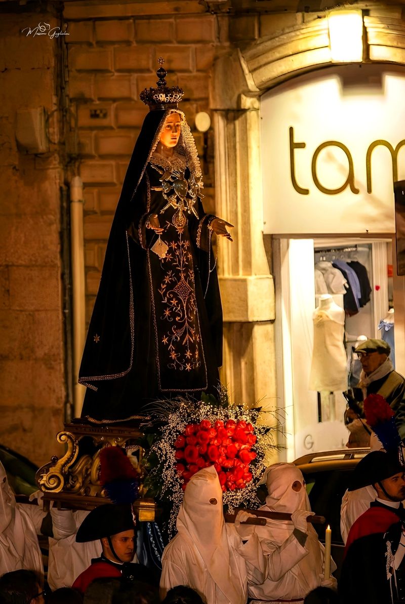 LA PROCESSIONE DEGLI INCAPPUCCIATI