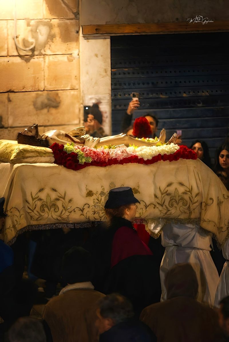 LA PROCESSIONE DEGLI INCAPPUCCIATI