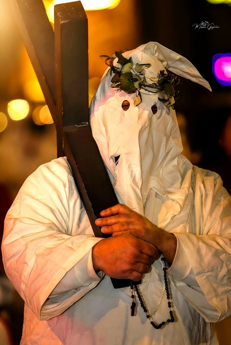 LA PROCESSIONE DEGLI INCAPPUCCIATI