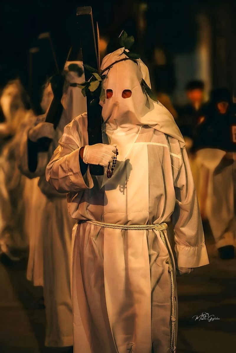 LA PROCESSIONE DEGLI INCAPPUCCIATI