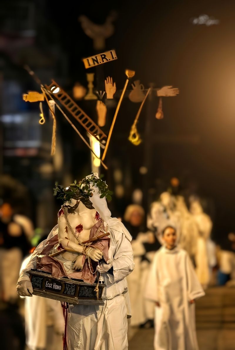 LA PROCESSIONE DEGLI INCAPPUCCIATI