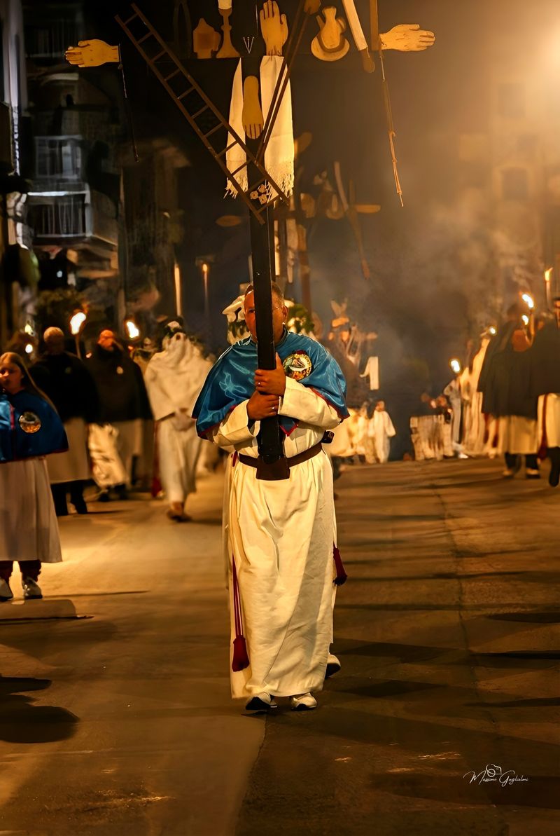 LA PROCESSIONE DEGLI INCAPPUCCIATI