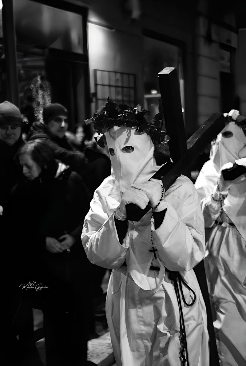 LA PROCESSIONE DEGLI INCAPPUCCIATI
