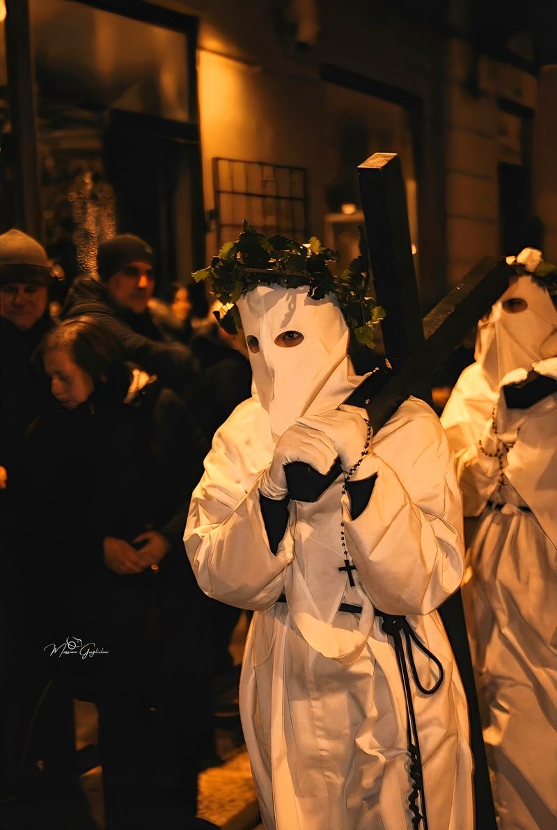LA PROCESSIONE DEGLI INCAPPUCCIATI