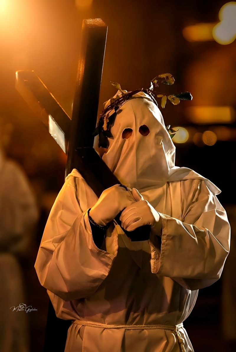 LA PROCESSIONE DEGLI INCAPPUCCIATI