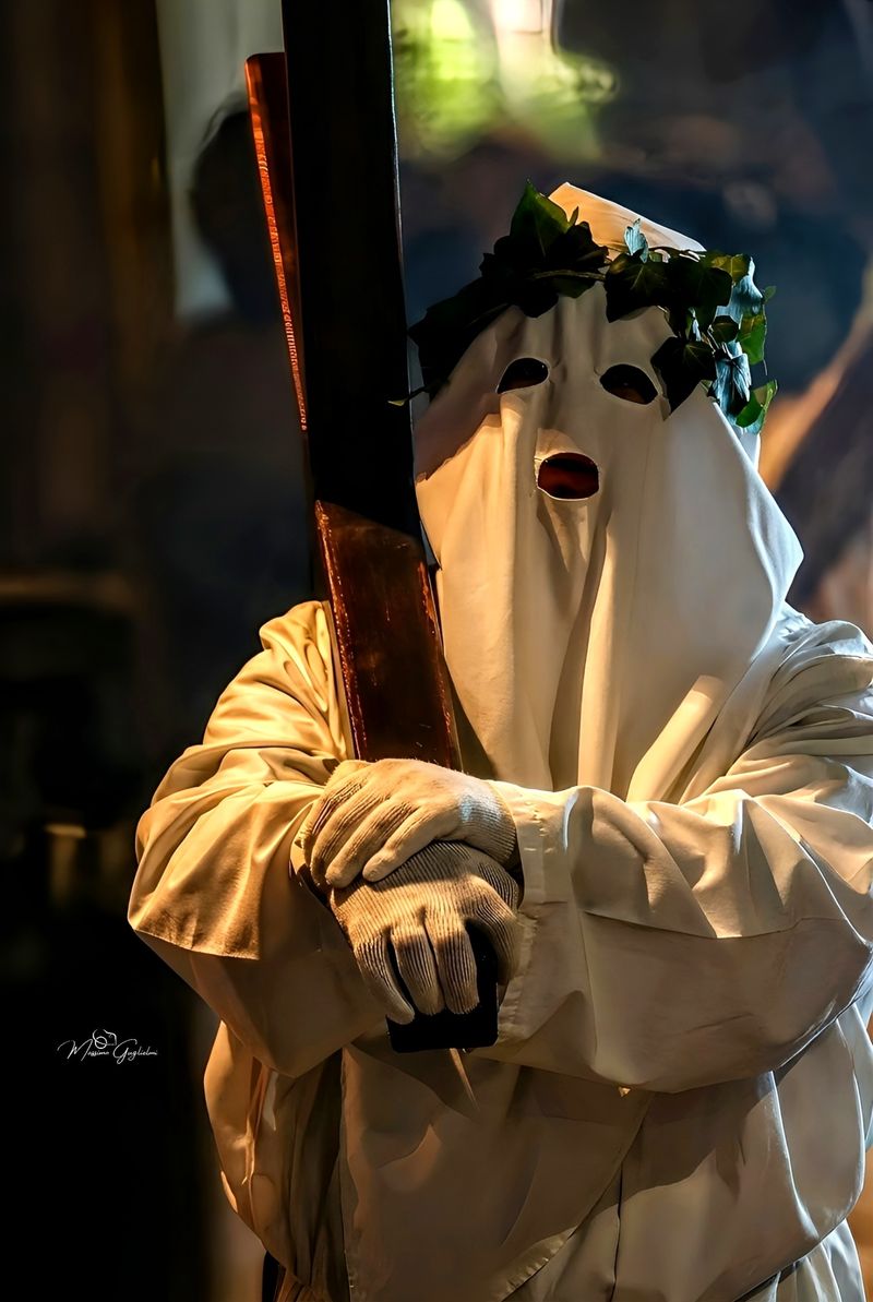 LA PROCESSIONE DEGLI INCAPPUCCIATI