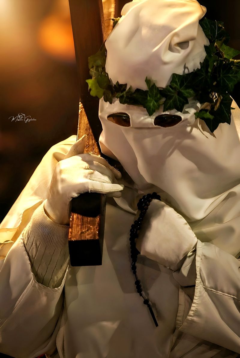 LA PROCESSIONE DEGLI INCAPPUCCIATI