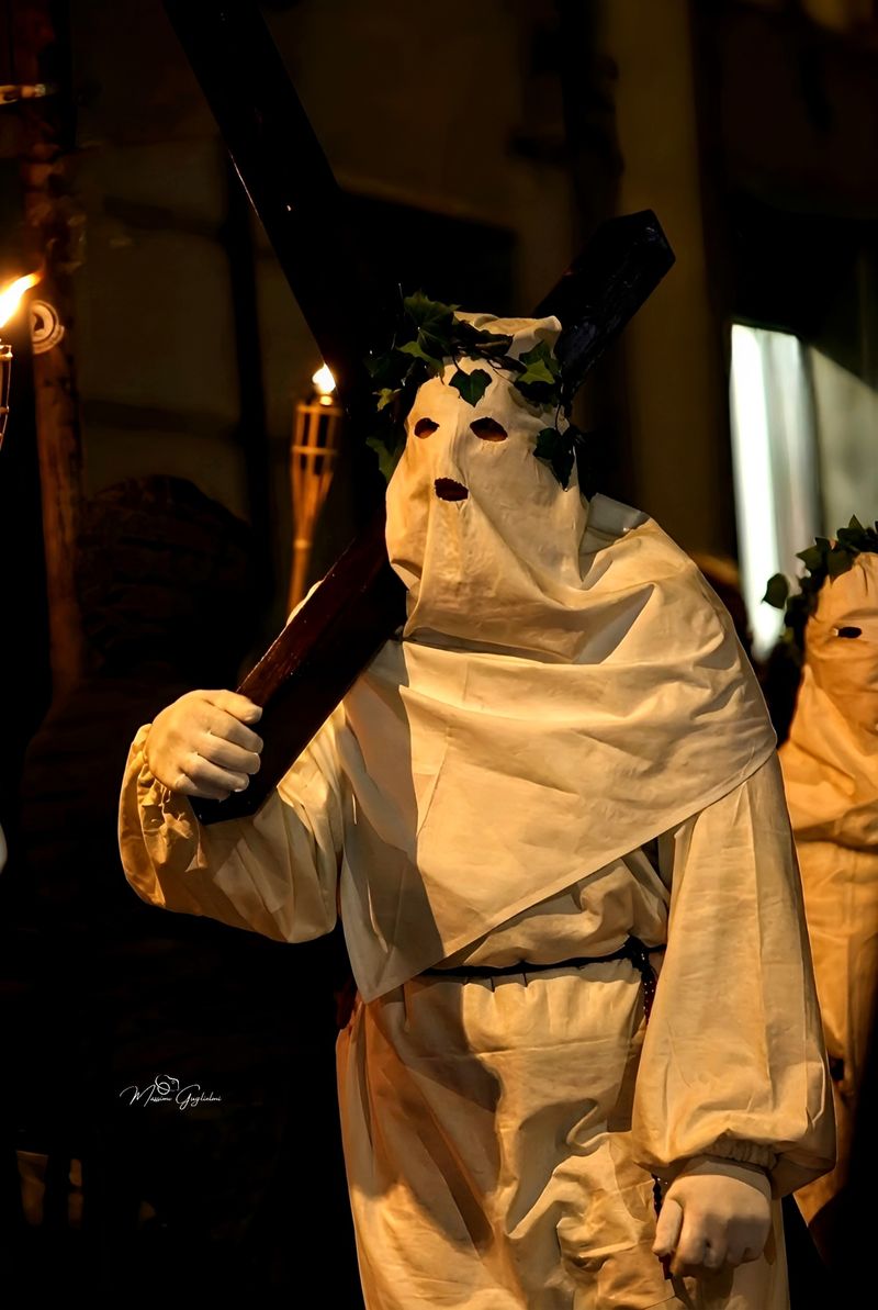 LA PROCESSIONE DEGLI INCAPPUCCIATI