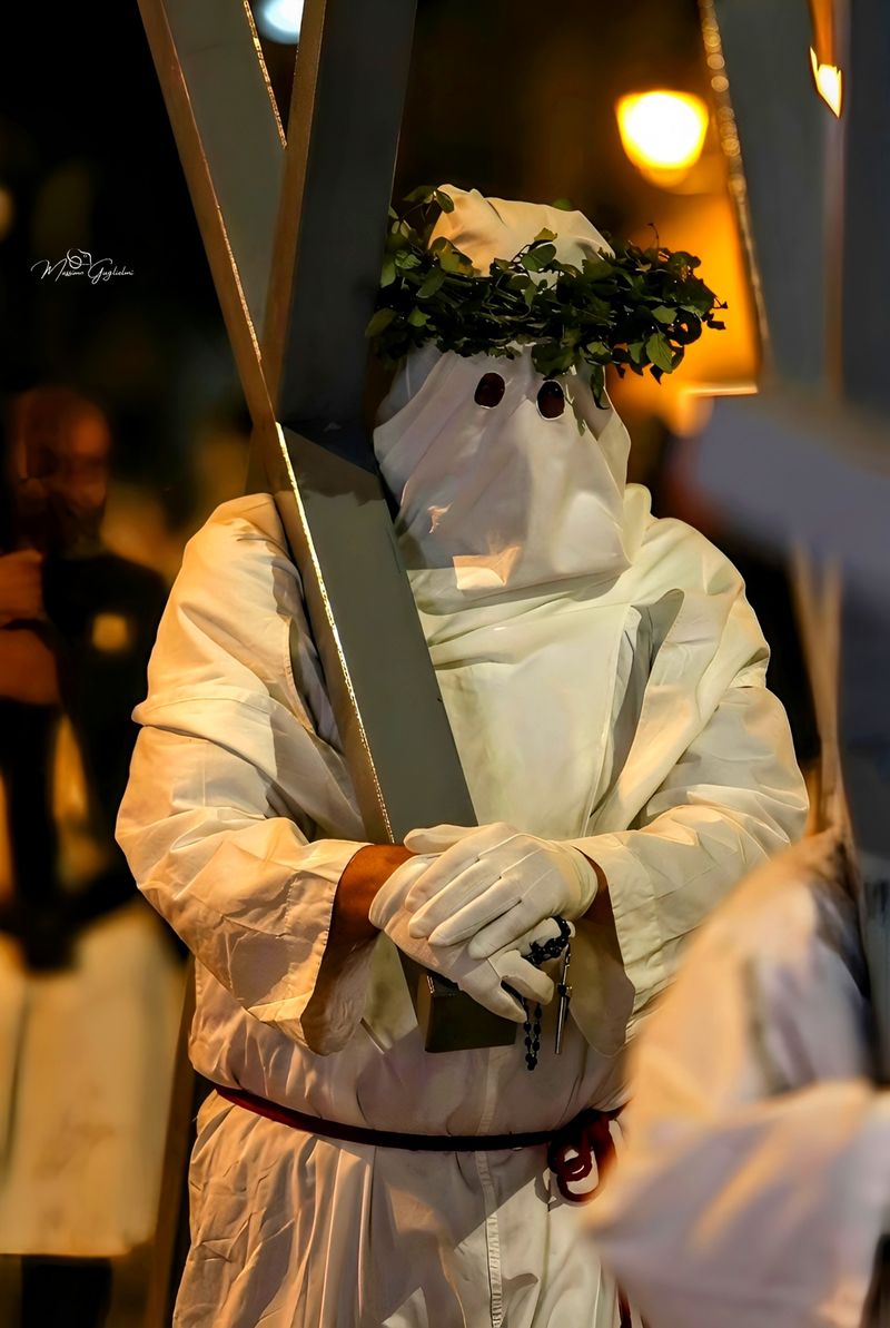 LA PROCESSIONE DEGLI INCAPPUCCIATI