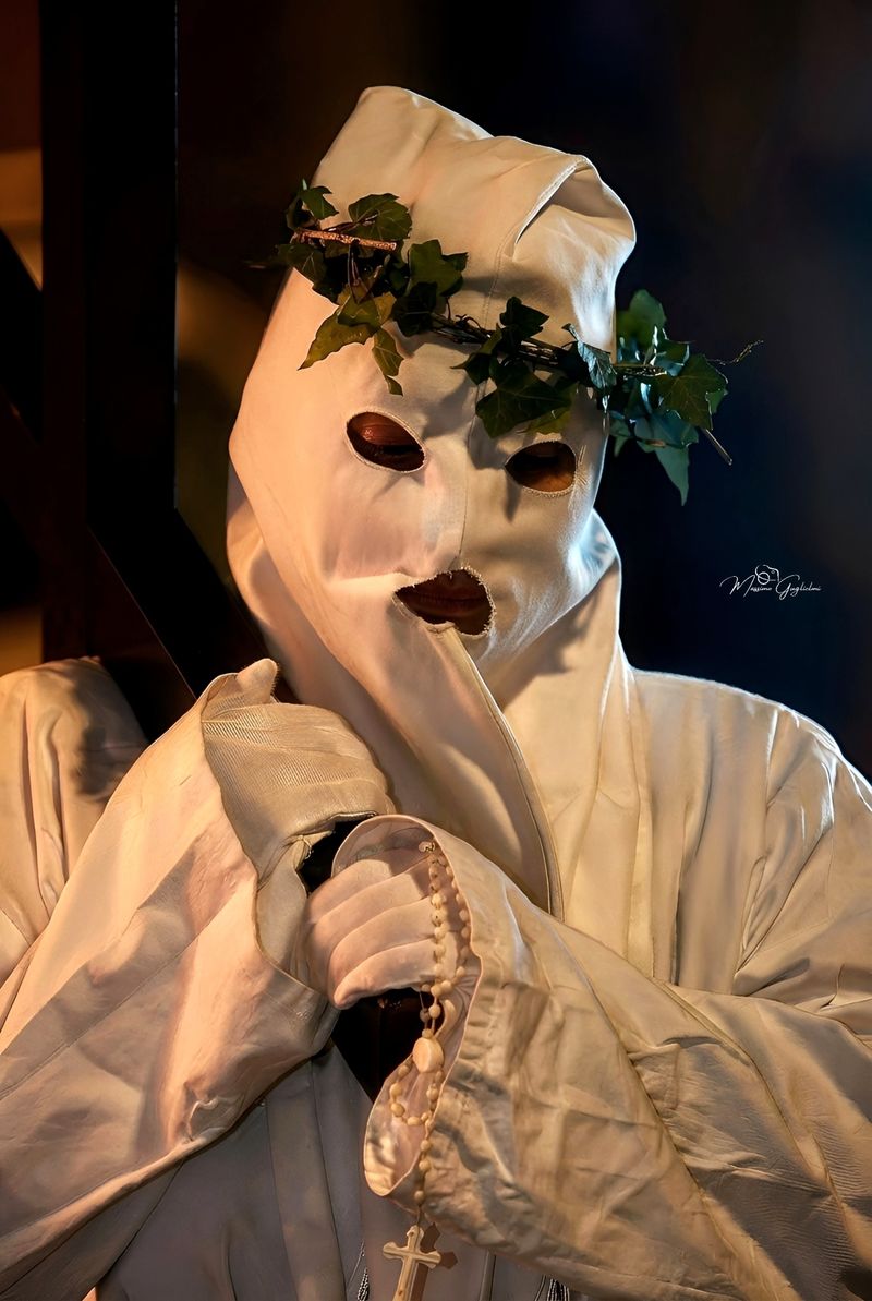 LA PROCESSIONE DEGLI INCAPPUCCIATI