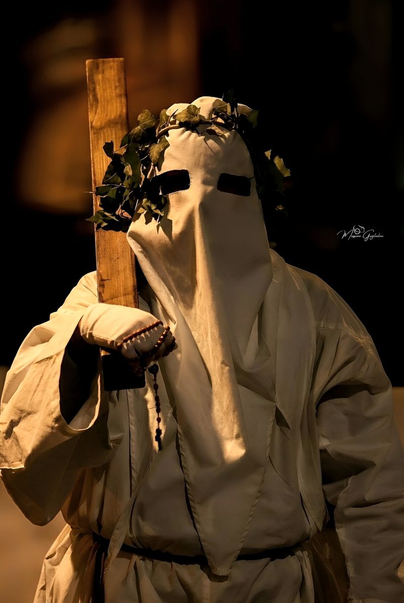 LA PROCESSIONE DEGLI INCAPPUCCIATI