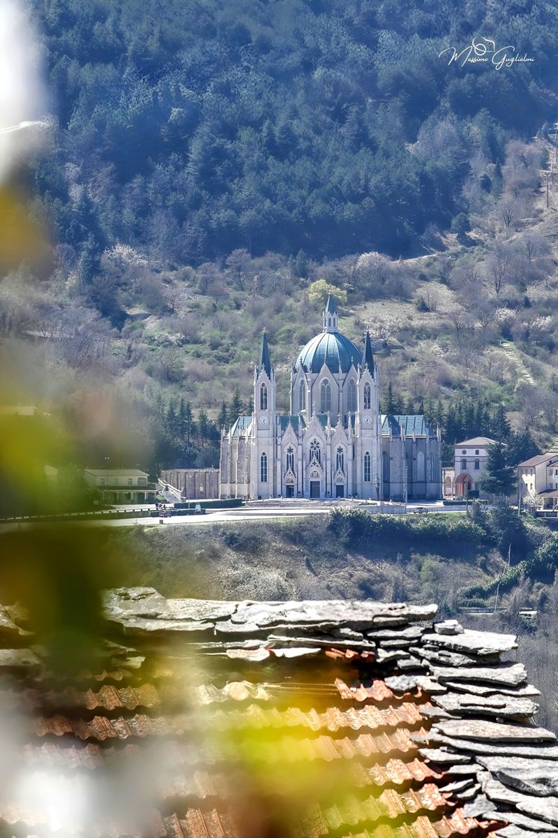 Il paese,il Santuario, il Massiccio del Matese