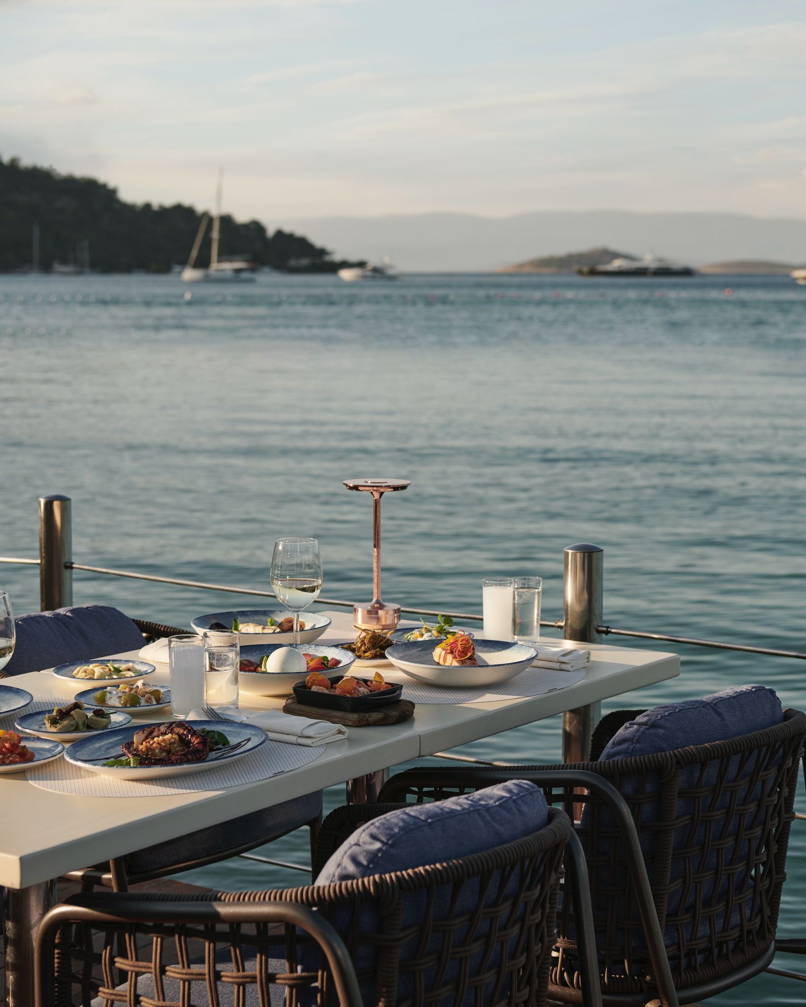 Ege’nin Sofrası İskelede Kurulu: Blue Voyage Balık Restoranı Voyage Torba’da