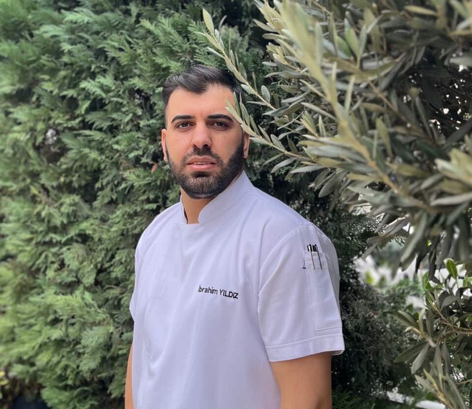 Vişne Soslu Ayva Tatlısı; Mascarpone & Taze Kaymak Kreması Eşliğinde