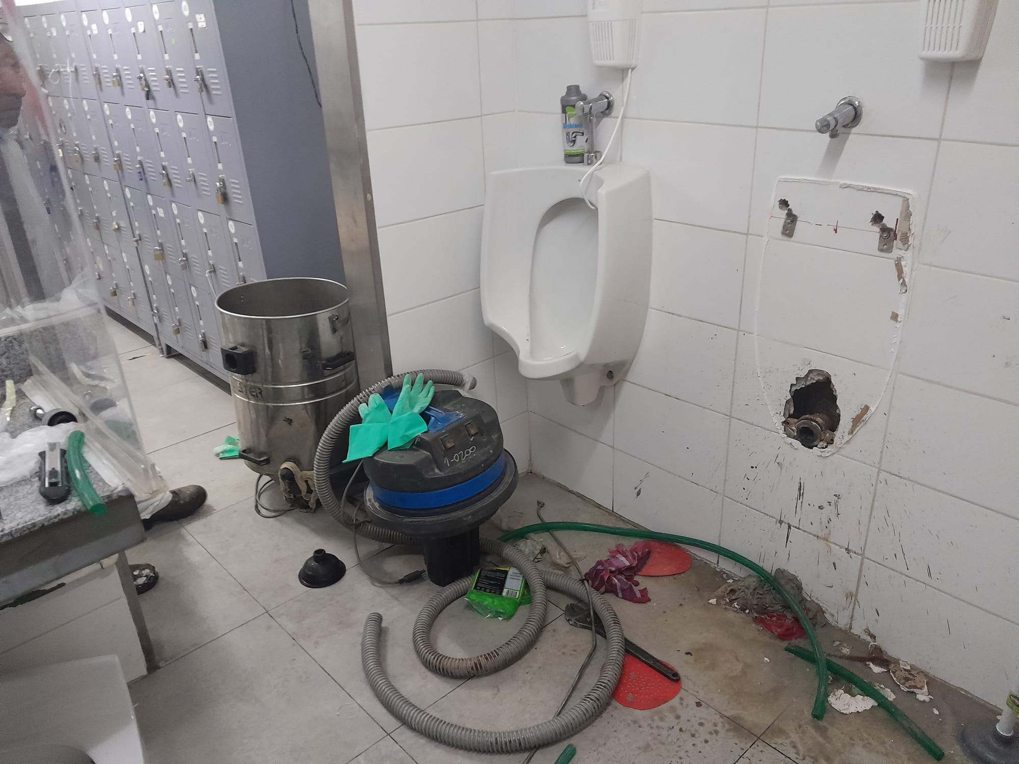 urinario tapado en Coneccion a muro