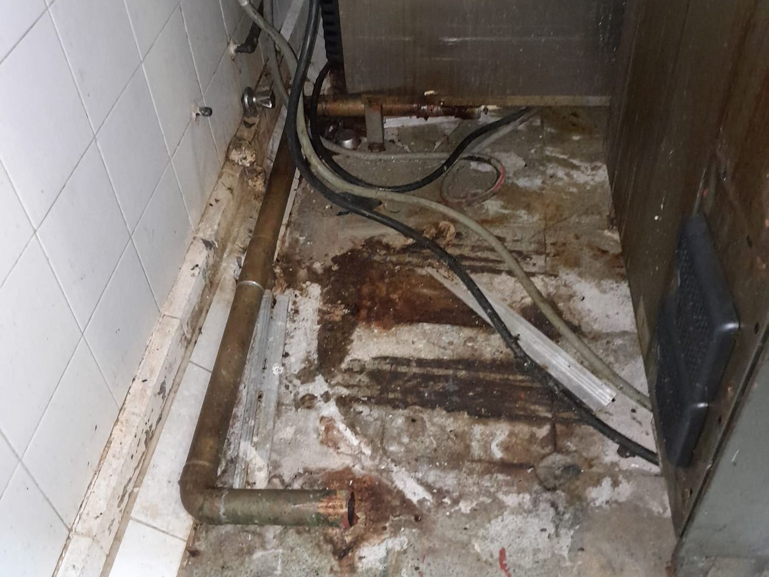 Detapando Desague de Hornos de Pollos