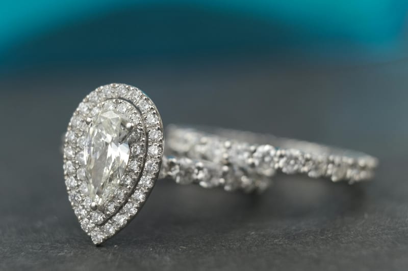 Understanding the Bow Tie Effect: A Guide to Choosing the Perfect Pear-Shaped Engagement Ring