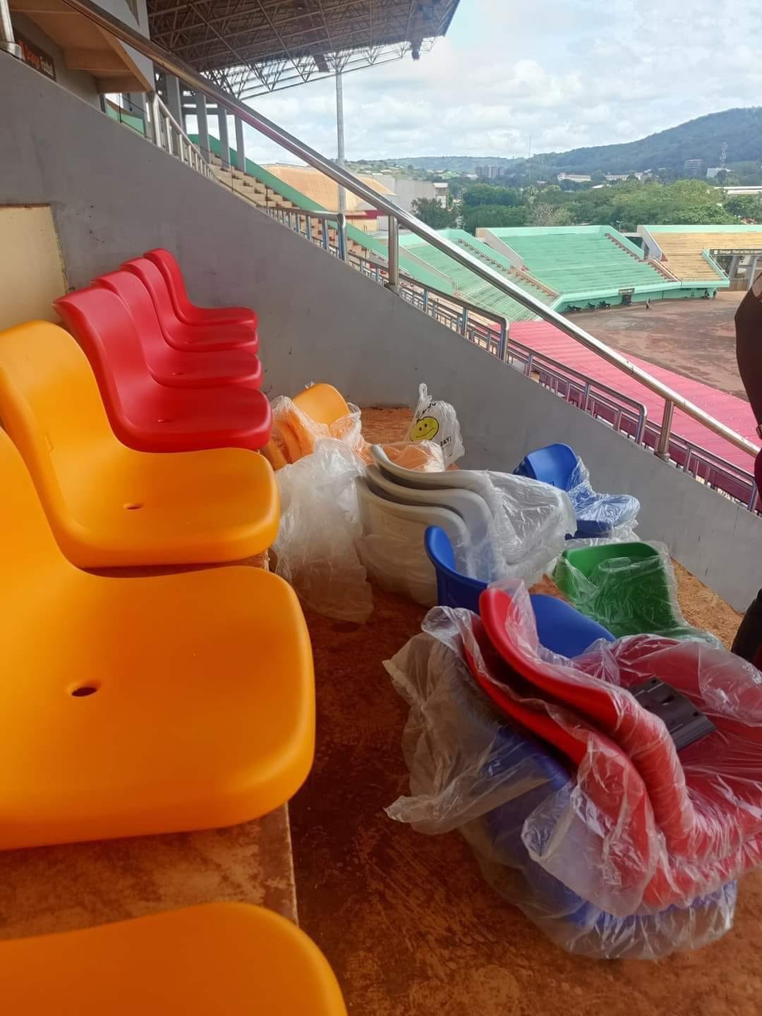 CENTRAFRIQUE-SPORT : INSTALLATION DES SIÈGES AU STADE DE 20 000 PLACES