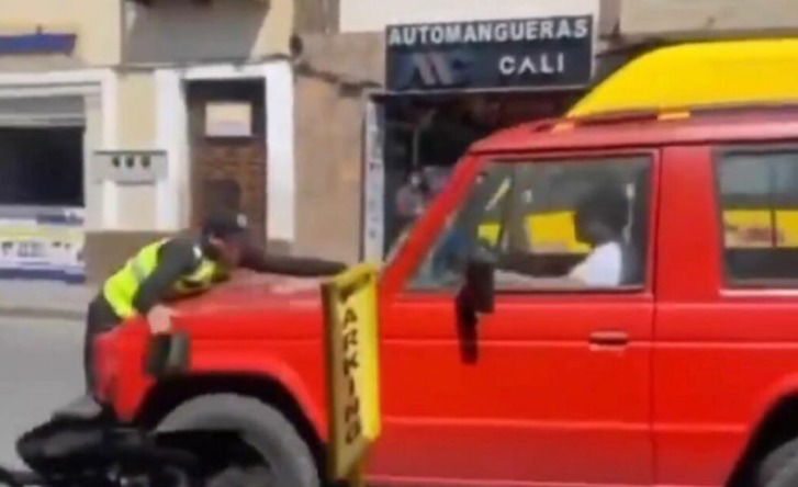 Conductor intenta agredir a un agente de tránsito en Cuenca y es detenido